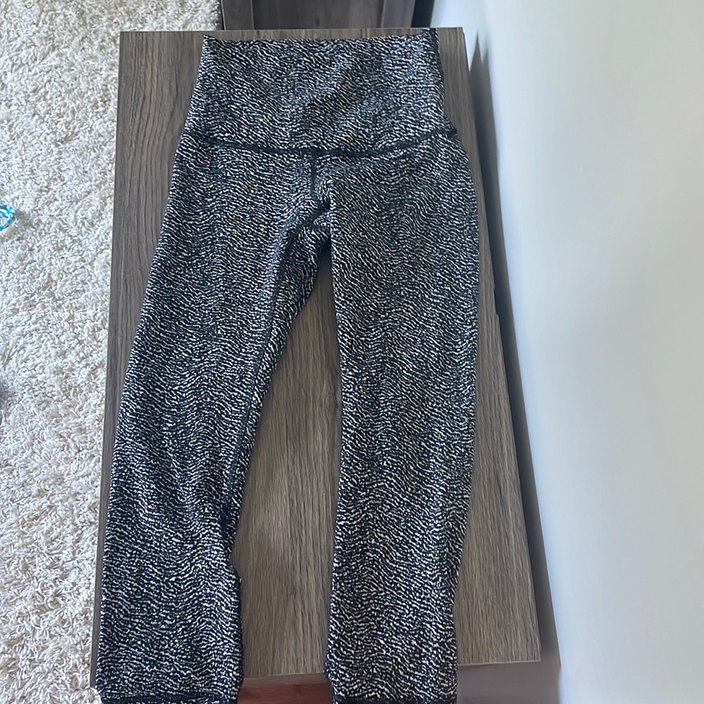 Size 4 wonder under cropped lululemon leggings, black and white Color